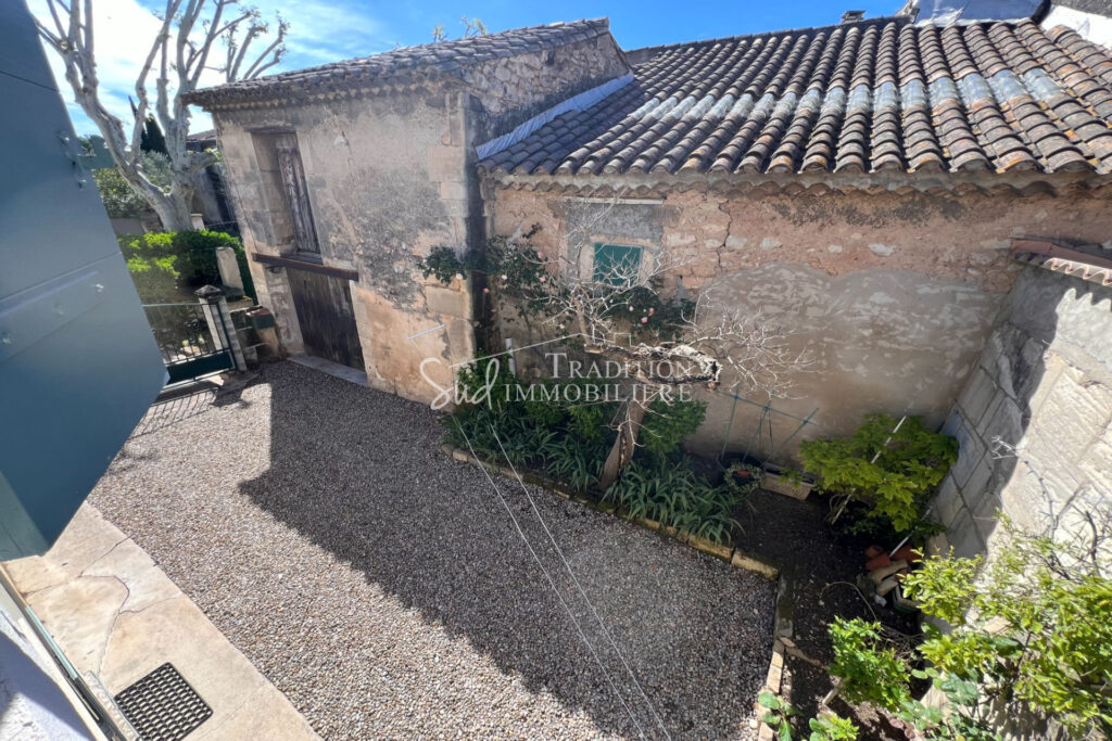 MAISON DE VILLAGE AVEC GRANGE INDEPENDANTE – 10 pièces – 5 chambres – 223.00 m²