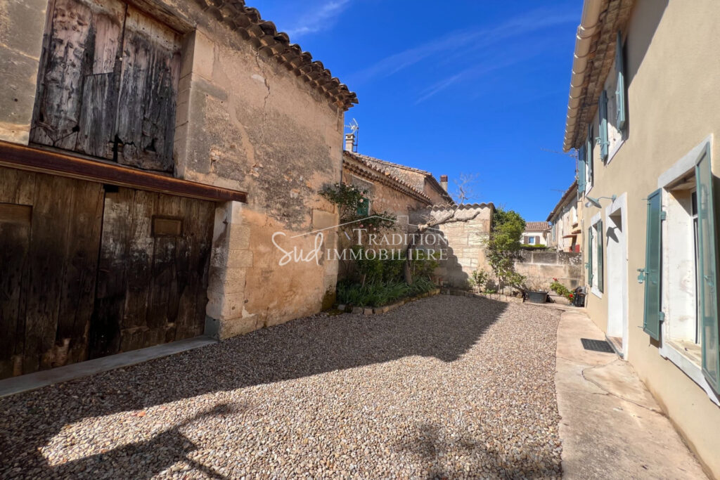 MAISON DE VILLAGE AVEC GRANGE INDEPENDANTE – 10 pièces – 5 chambres – 223.00 m²