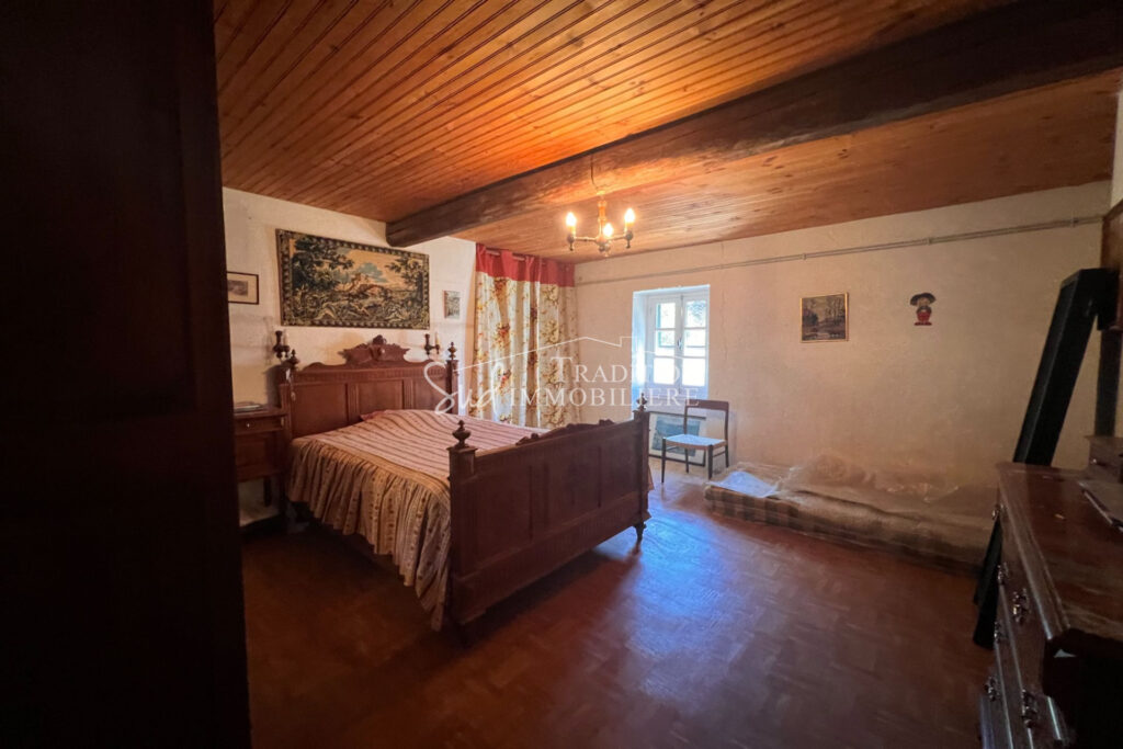 MAISON DE VILLAGE AVEC GRANGE INDEPENDANTE – 10 pièces – 5 chambres – 223.00 m²