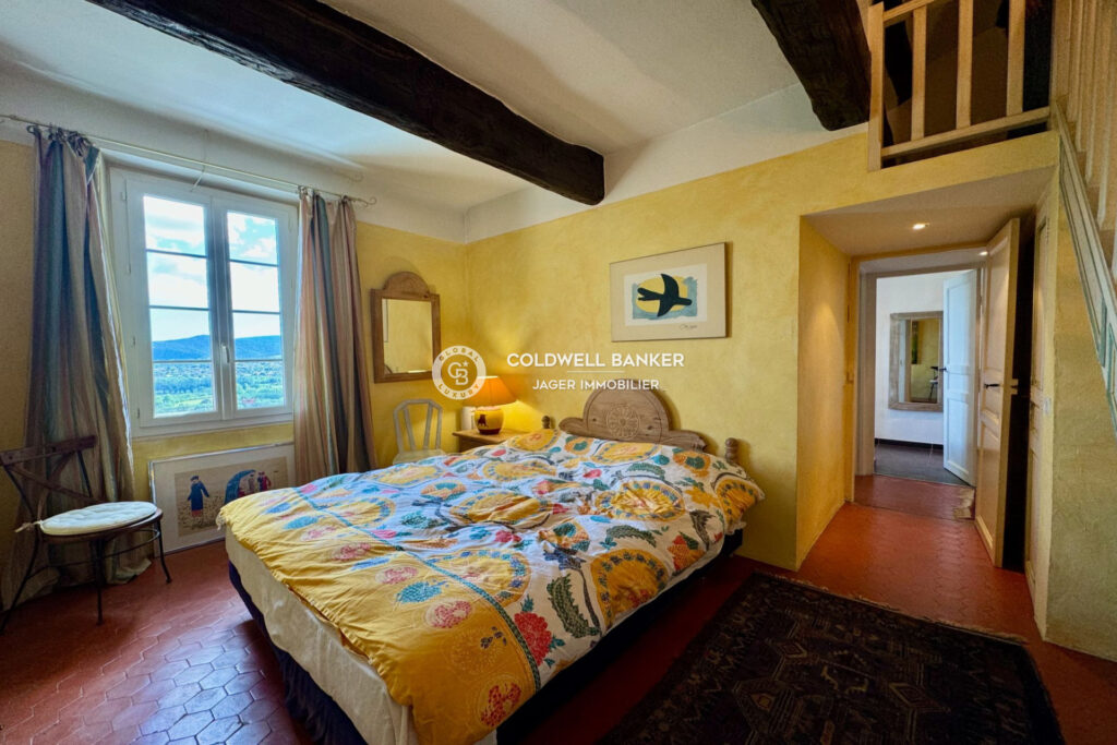 Charmante maison de village – vue dégagée collines  – 5 pièces – 4 chambres – 140.00 m²