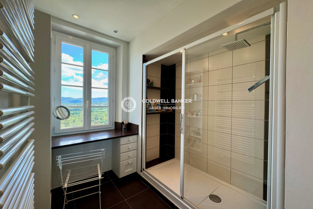 Charmante maison de village – vue dégagée collines  – 5 pièces – 4 chambres – 140.00 m²