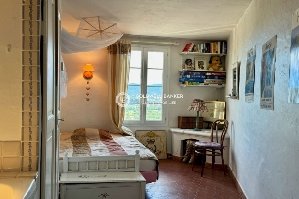 Charmante maison de village – vue dégagée collines  – 5 pièces – 4 chambres – 140.00 m²