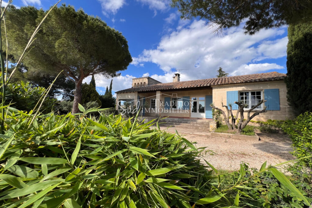 EN CAMPAGNE D’UN JOLI VILLAGE ALPILLES – 10 pièces – 5 chambres – 180.00 m²