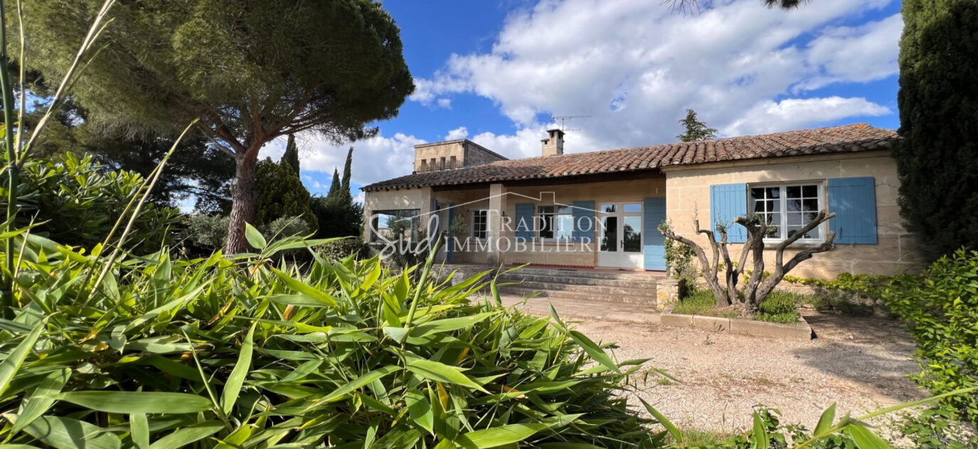 EN CAMPAGNE D’UN JOLI VILLAGE ALPILLES – 10 pièces – 5 chambres – 180.00 m²