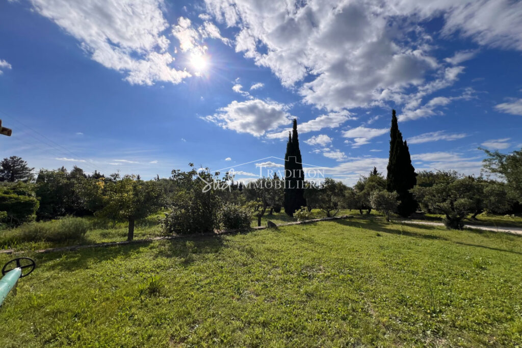 EN CAMPAGNE D’UN JOLI VILLAGE ALPILLES – 10 pièces – 5 chambres – 180.00 m²