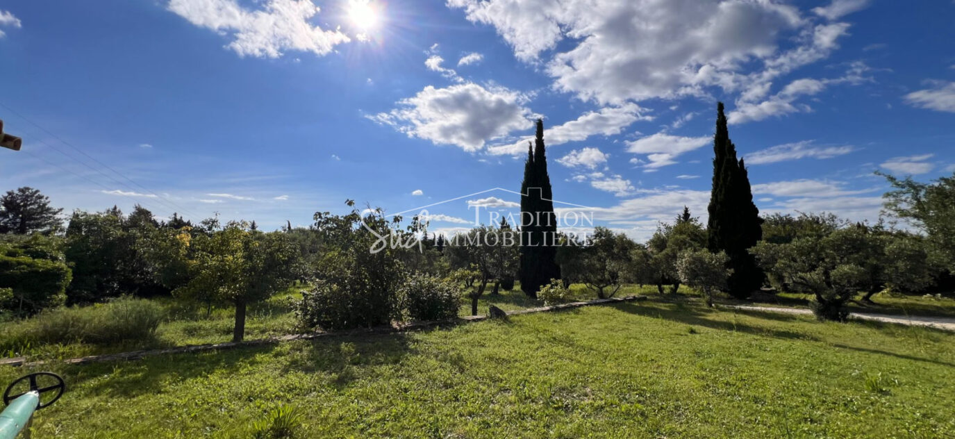 EN CAMPAGNE D’UN JOLI VILLAGE ALPILLES – 10 pièces – 5 chambres – 180.00 m²