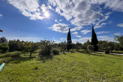 EN CAMPAGNE D&rsquo;UN JOLI VILLAGE ALPILLES – 10 pièces – 5 chambres – 180.00 m²