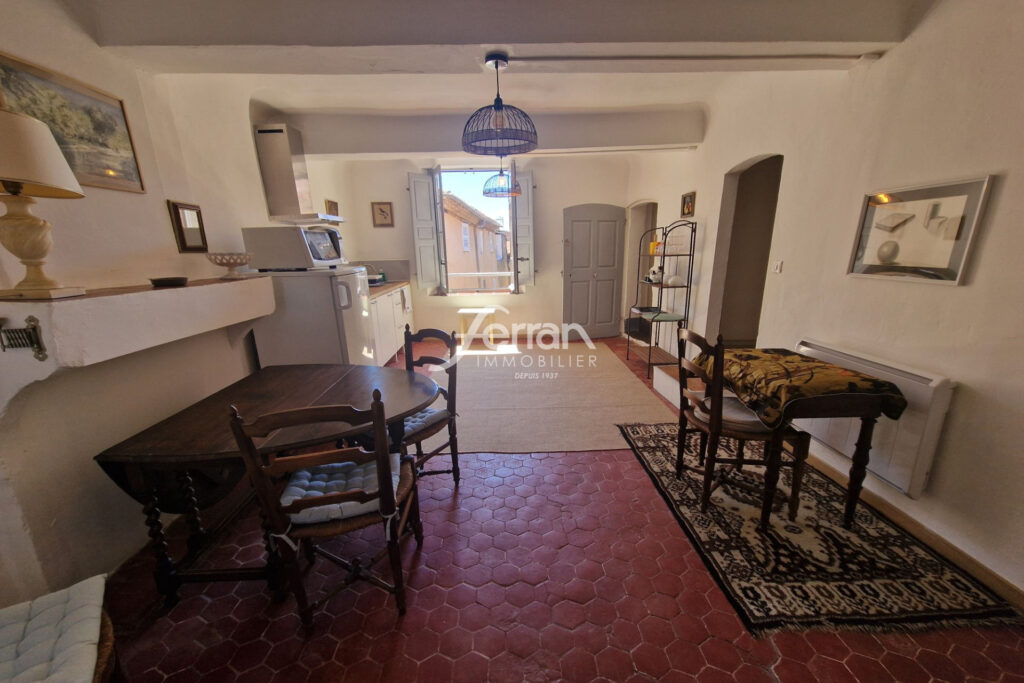 À Aups maison de village Idéale gîtes, 4 appartements meublés – 8 pièces – 5 chambres – 170.00 m²