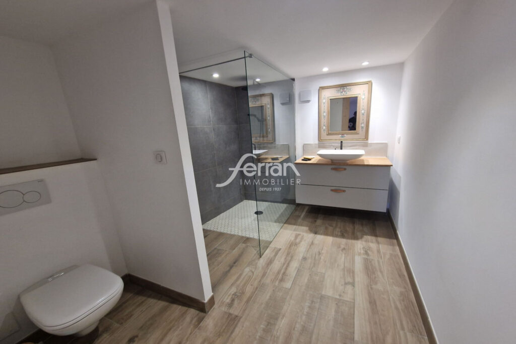 À Aups maison de village Idéale gîtes, 4 appartements meublés – 8 pièces – 5 chambres – 170.00 m²