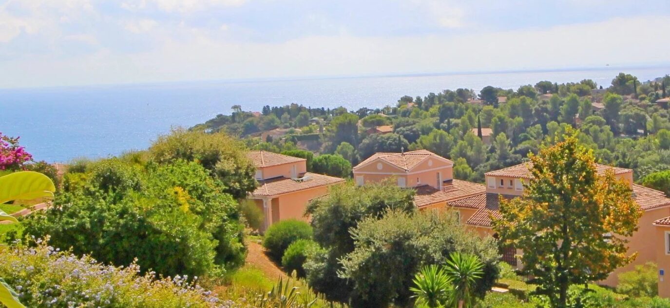 AGAY CAP ESTEREL T3 de 57m² type large accès direct – 3 pièces – NR chambres – NR voyageurs – 57 m²