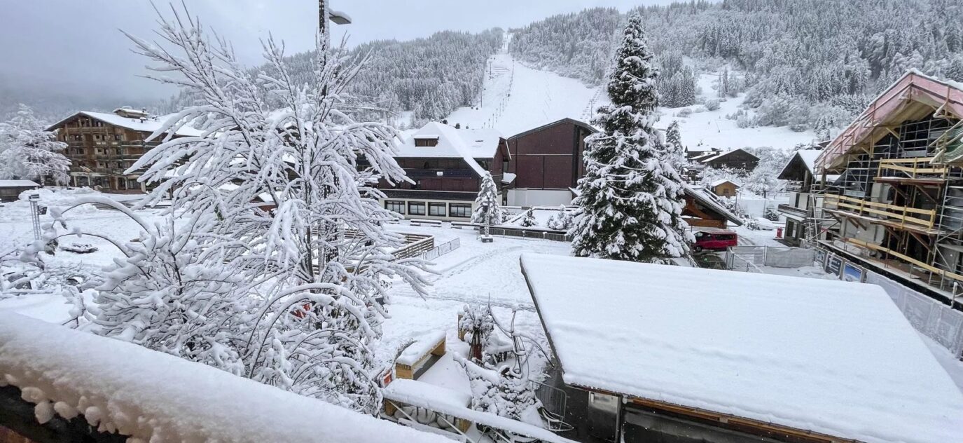 Superbe opportunité d’acquérir un chalet de 4 chambres dans le centre avec vue sur les pistes de ski du Pleney. – 5 pièces – 4 chambres – 10 voyageurs – 170 m²