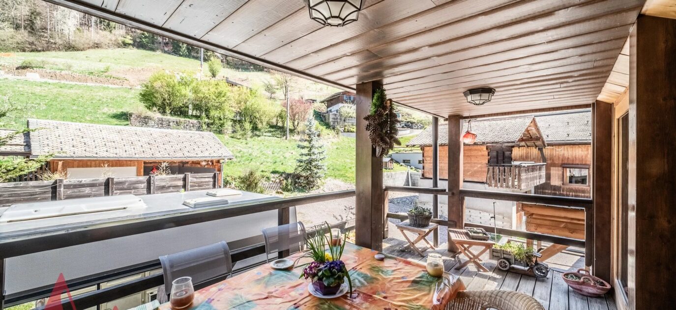 Authentique ferme savoyarde avec 6 chambres et un appartement indépendant de 2 chambres à Morzine. – 13 pièces – 8 chambres – 10 voyageurs – 330 m²