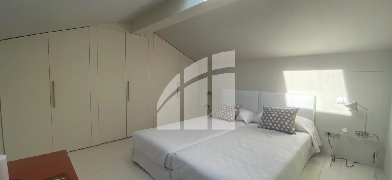 //ROQUEBRUNE CAP-MARTIN // ROOFTOP- VUE DÉGAGÉE MER – Magnifique Penthouse 118m2-  4P +Mezzanine en duplex front de mer // TERRASSE – GARAGE – AU CALME , EN PARFAIT ETAT – 4 pièces – 3 chambres – 118 m²