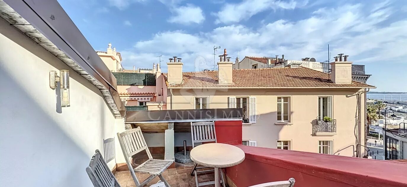 CANNES VIEUX PORT – 3 PIECES TERRASSE VUE MER – 3 pièces – 2 chambres – 2 voyageurs – 103 m²