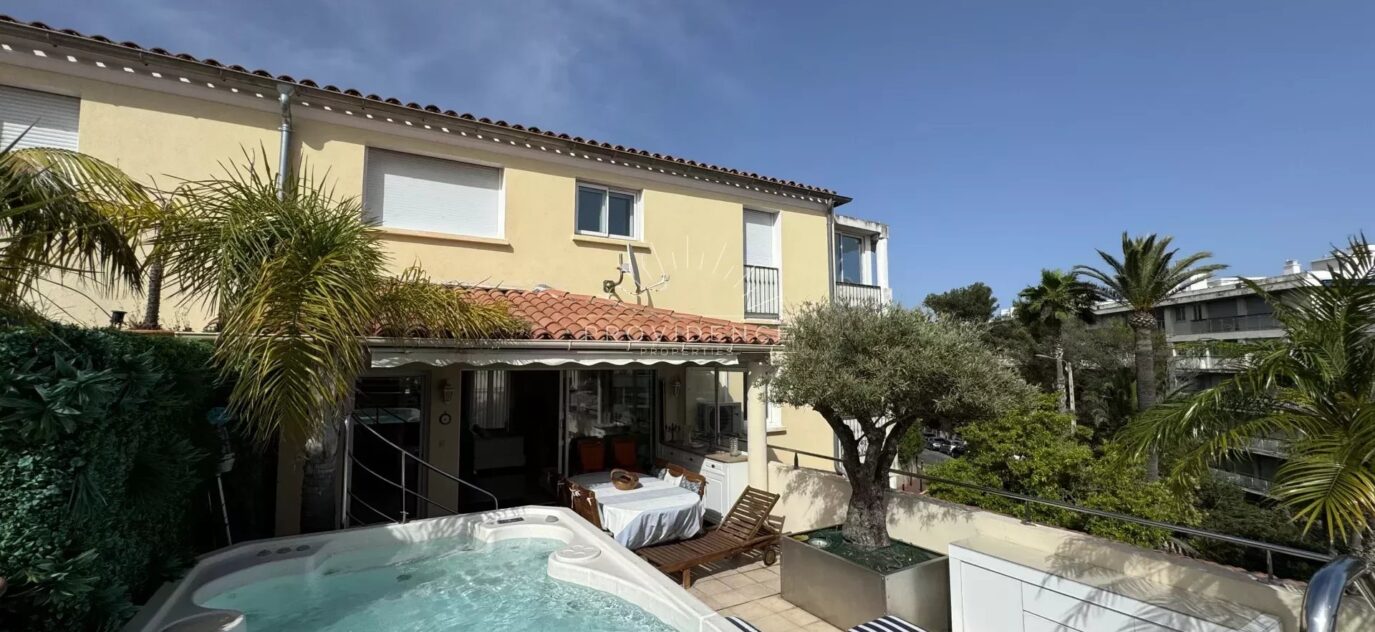 Vente en Nue-Propriété d’un penthouse en plein cœur de Cannes avec Piscine et Vue Mer – 5 pièces – 3 chambres – 2 voyageurs – 141.05 m²