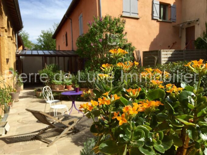 RARE Ancienne Orangerie de charme en pierres dorées avec maison de gardien – 8 pièces – 3 chambres – 215 m²