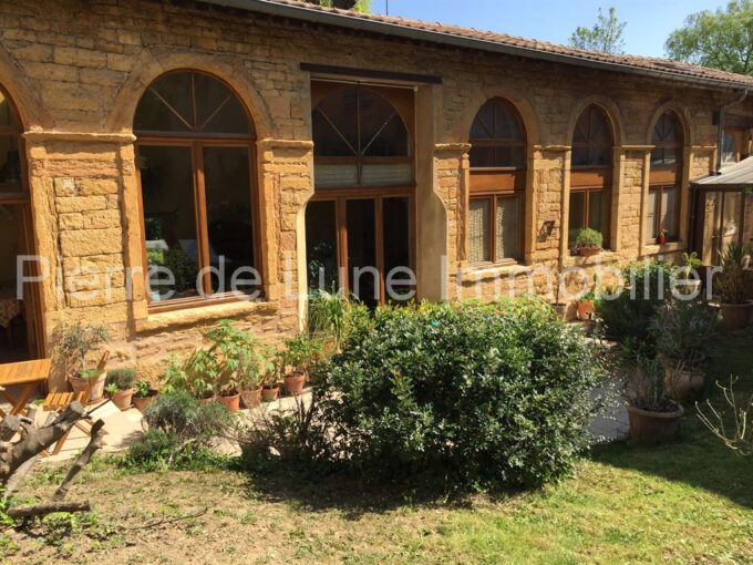 RARE Ancienne Orangerie de charme en pierres dorées avec maison de gardien – 8 pièces – 3 chambres – 215 m²