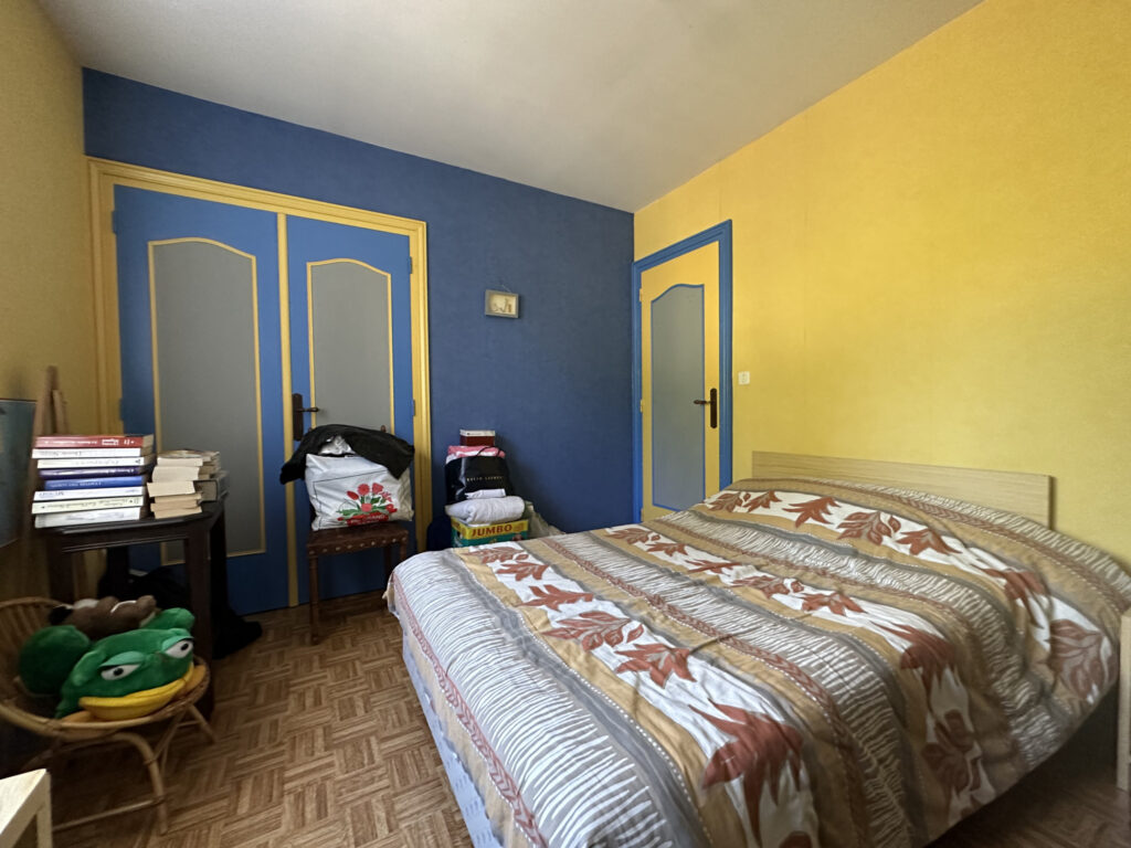 MAISON D’HABITATION ELEVEE SUR SOUS-SOL COMPLET AVEC TERRAIN – 7 pièces – 5 chambres – 4  – 155 m²