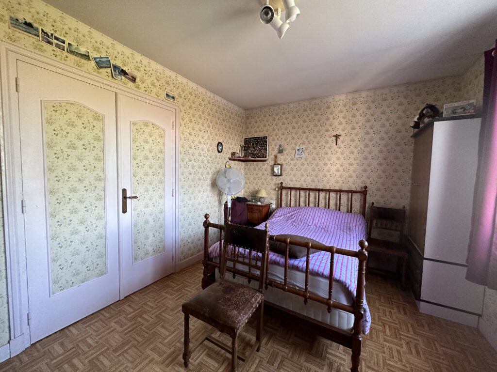 MAISON D’HABITATION ELEVEE SUR SOUS-SOL COMPLET AVEC TERRAIN – 7 pièces – 5 chambres – 4  – 155 m²