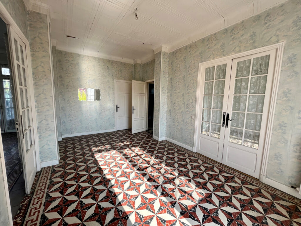 VILLENEUVE LOUBET PLAGE – Maison de Maître à rénover  – 8 pièces – 6 chambres – NR  – 208 m²