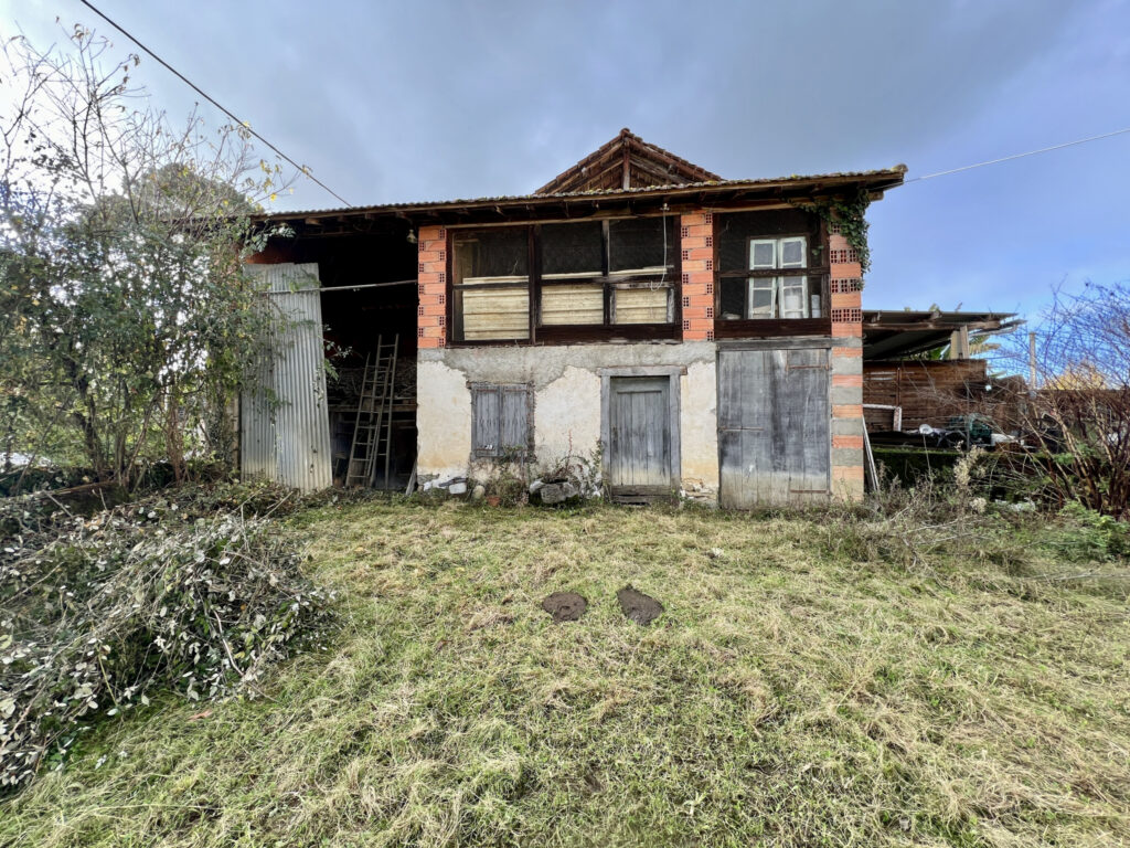 Corps de ferme à renover et ses 4ha de terres – 4 pièces – 3 chambres – 2  – 110 m²