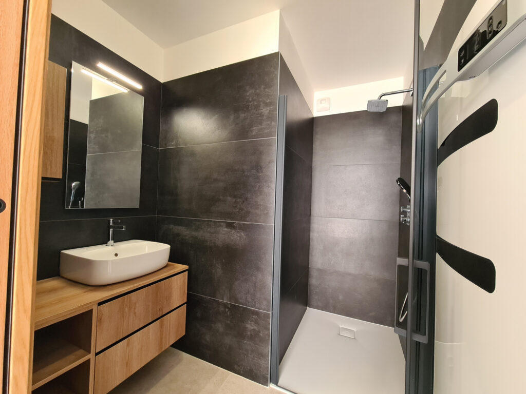 Appartement luxe  T3 de 83m2 : Vue Mer, Chambres avec Salle  – 3 pièces – 2 chambres – NR  – 83 m²