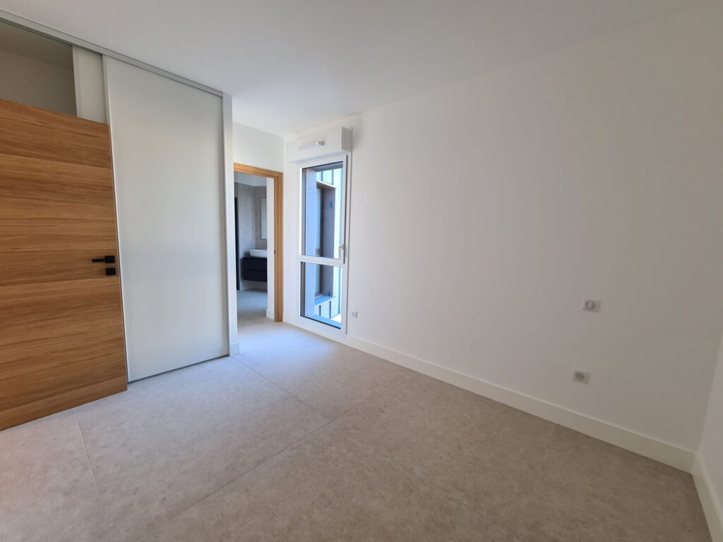 Appartement luxe  T3 de 83m2 : Vue Mer, Chambres avec Salle  – 3 pièces – 2 chambres – NR  – 83 m²