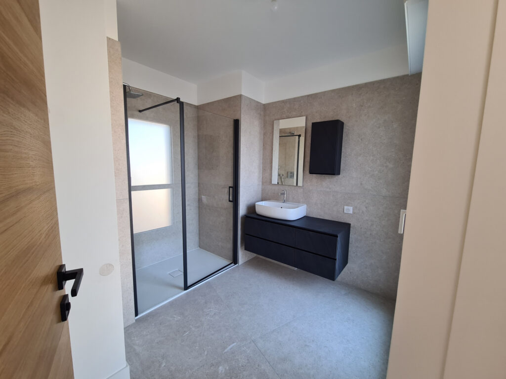 Appartement luxe  T3 de 83m2 : Vue Mer, Chambres avec Salle  – 3 pièces – 2 chambres – NR  – 83 m²