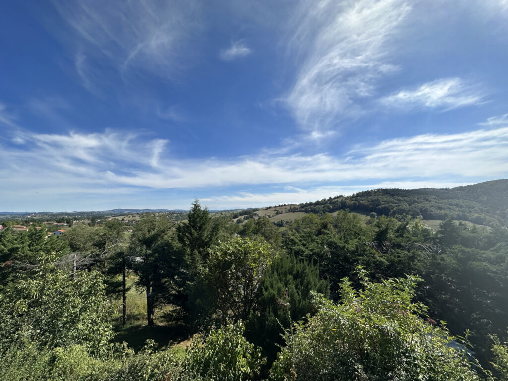 MAISON D’HABITATION ELEVEE SUR SOUS-SOL COMPLET AVEC TERRAIN – 7 pièces – 5 chambres – 4  – 155 m²