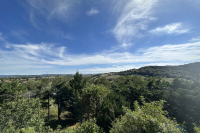 MAISON D&rsquo;HABITATION ELEVEE SUR SOUS-SOL COMPLET AVEC TERRAIN – 7 pièces – 5 chambres – 155 m²