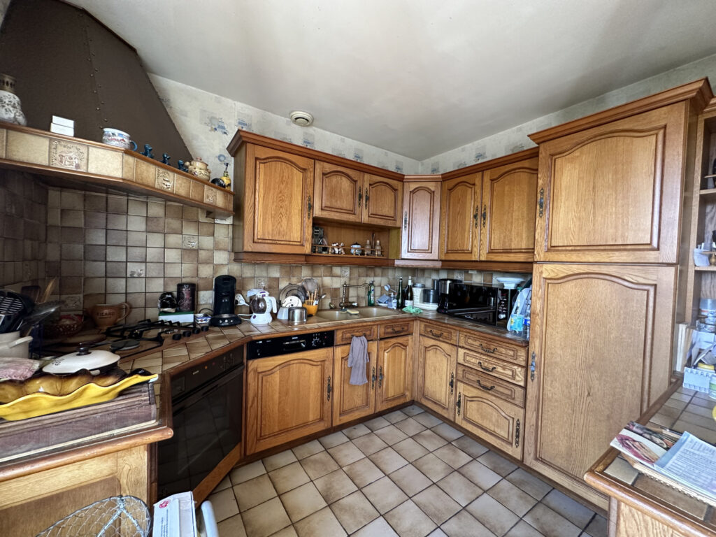 MAISON D’HABITATION ELEVEE SUR SOUS-SOL COMPLET AVEC TERRAIN – 7 pièces – 5 chambres – 4  – 155 m²