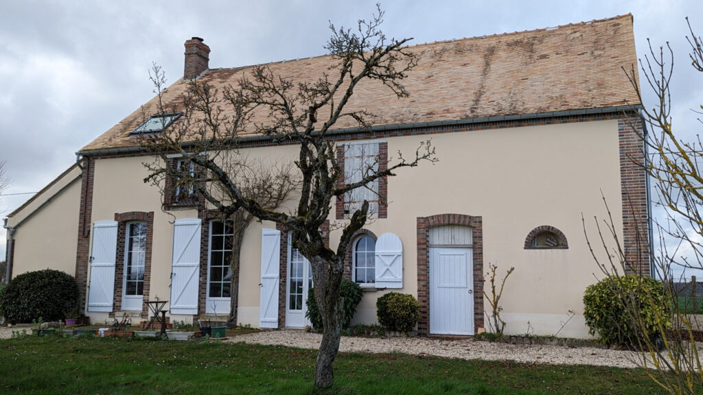 Entre Joigny et Courtenay, maison ancienne au calme – 5 pièces – 3 chambres – NR  – 132.06 m²
