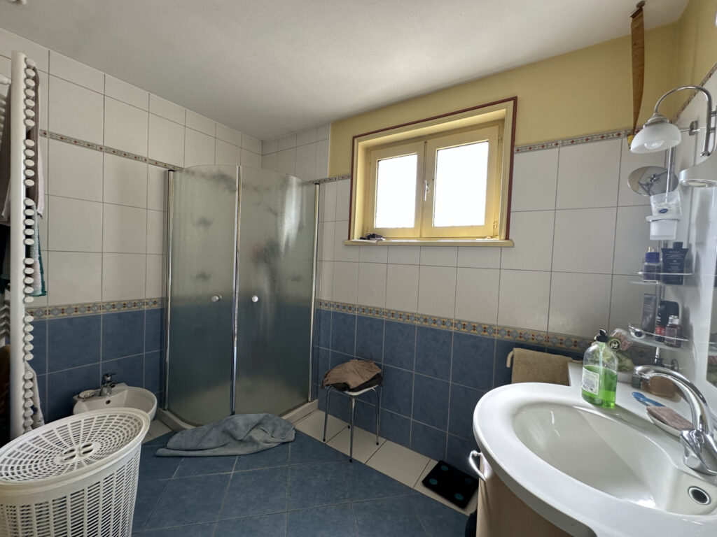 MAISON D’HABITATION ELEVEE SUR SOUS-SOL COMPLET AVEC TERRAIN – 7 pièces – 5 chambres – 4  – 155 m²