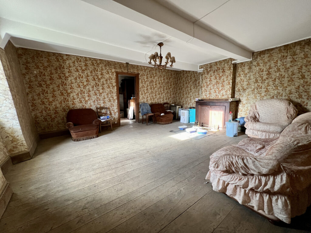 Corps de ferme à renover et ses 4ha de terres – 4 pièces – 3 chambres – 2  – 110 m²