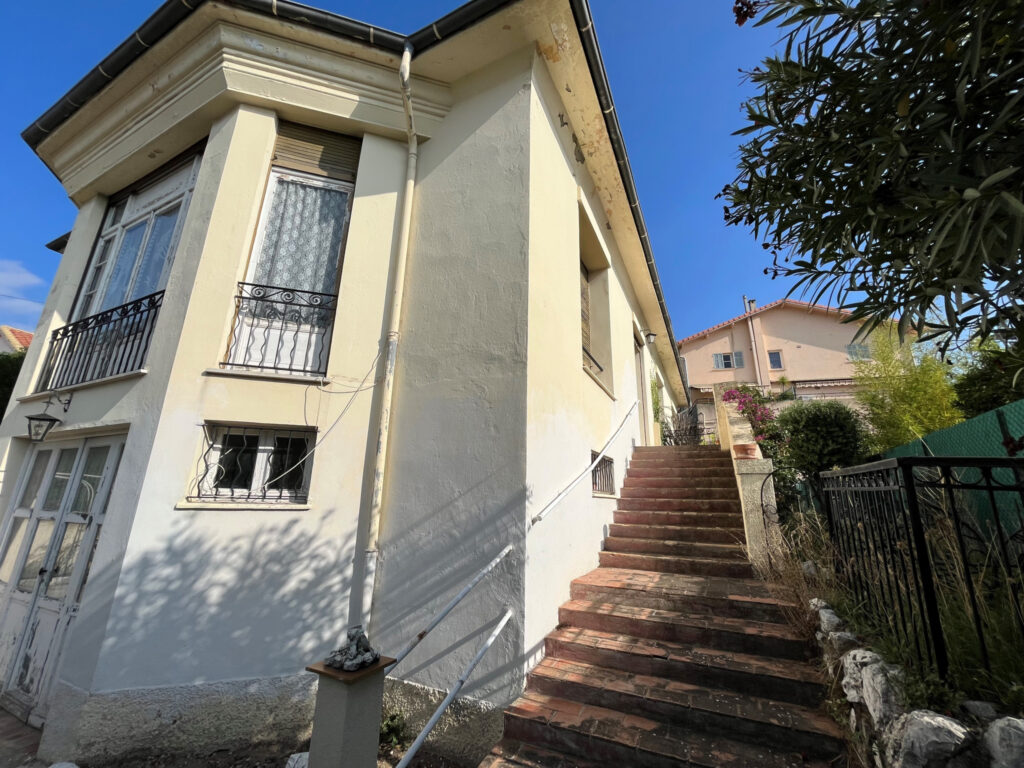 VILLENEUVE LOUBET PLAGE – Maison de Maître à rénover  – 8 pièces – 6 chambres – NR  – 208 m²