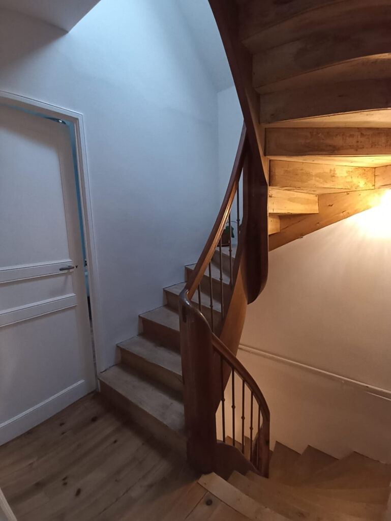 MAISON ATYPIQUE VALLEE DE LA BELLONGUE – 6 pièces – 3 chambres – 2  – 130 m²