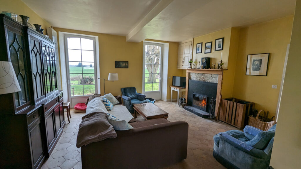 Entre Joigny et Courtenay, maison ancienne au calme – 5 pièces – 3 chambres – NR  – 132.06 m²