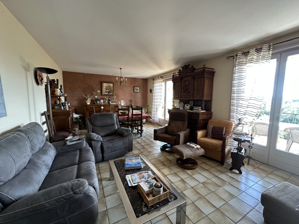 MAISON D’HABITATION ELEVEE SUR SOUS-SOL COMPLET AVEC TERRAIN – 7 pièces – 5 chambres – 4  – 155 m²