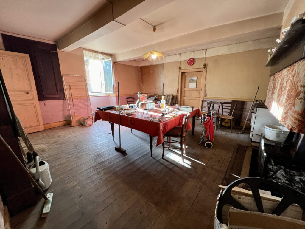 Corps de ferme à renover et ses 4ha de terres – 4 pièces – 3 chambres – 2  – 110 m²