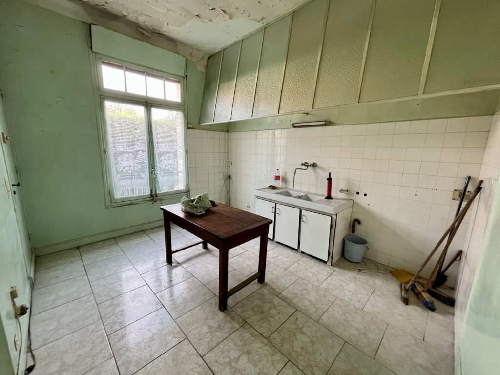 VILLENEUVE LOUBET PLAGE – Maison de Maître à rénover  – 8 pièces – 6 chambres – NR  – 208 m²