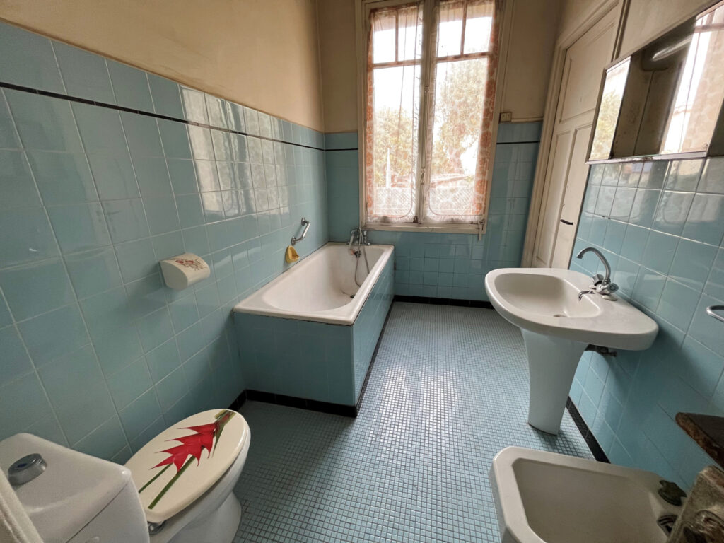 VILLENEUVE LOUBET PLAGE – Maison de Maître à rénover  – 8 pièces – 6 chambres – NR  – 208 m²