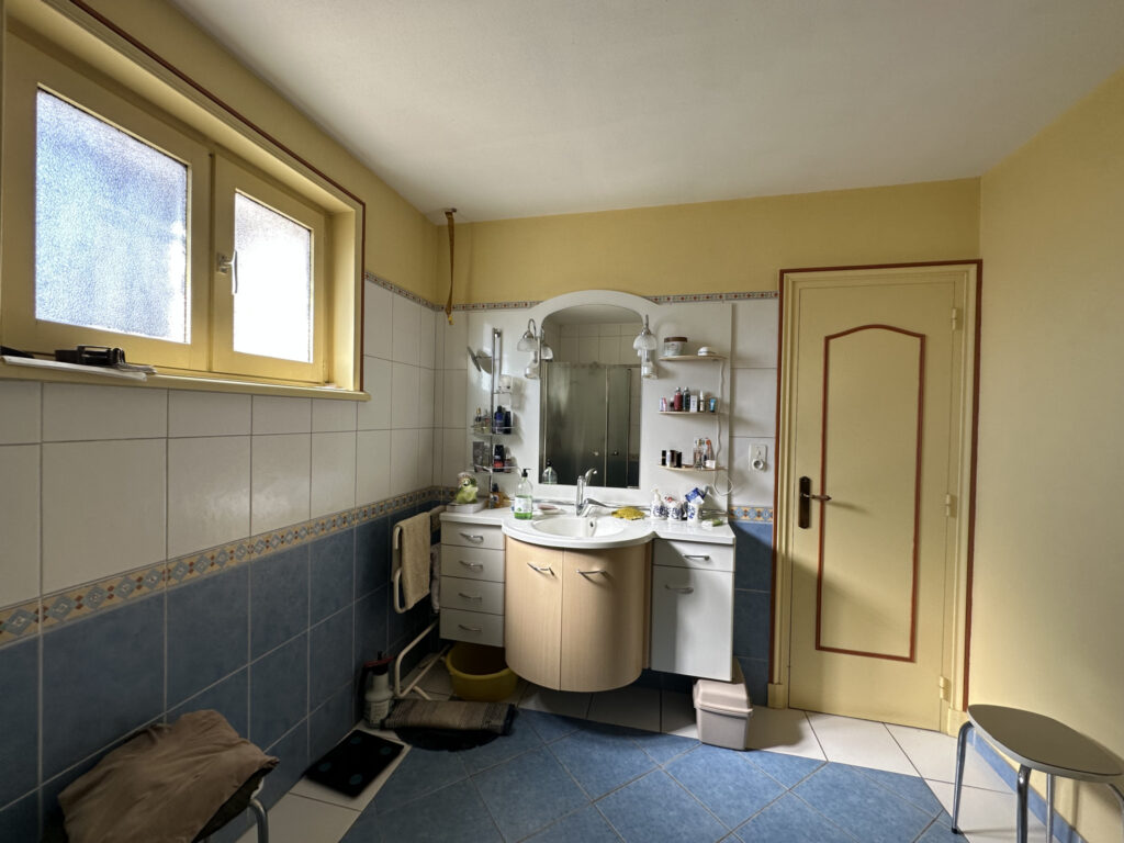 MAISON D’HABITATION ELEVEE SUR SOUS-SOL COMPLET AVEC TERRAIN – 7 pièces – 5 chambres – 4  – 155 m²