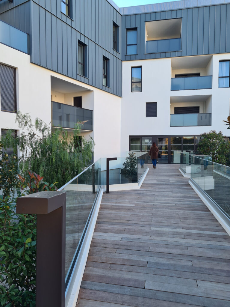 Appartement luxe  T3 de 83m2 : Vue Mer, Chambres avec Salle  – 3 pièces – 2 chambres – NR  – 83 m²