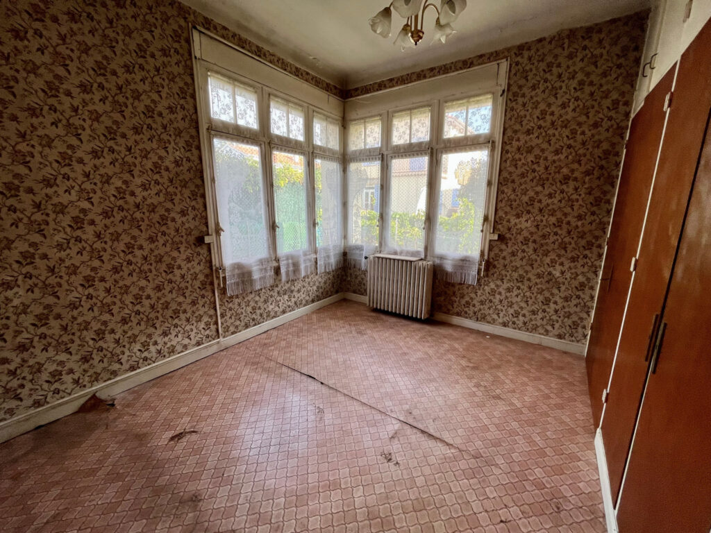 VILLENEUVE LOUBET PLAGE – Maison de Maître à rénover  – 8 pièces – 6 chambres – NR  – 208 m²