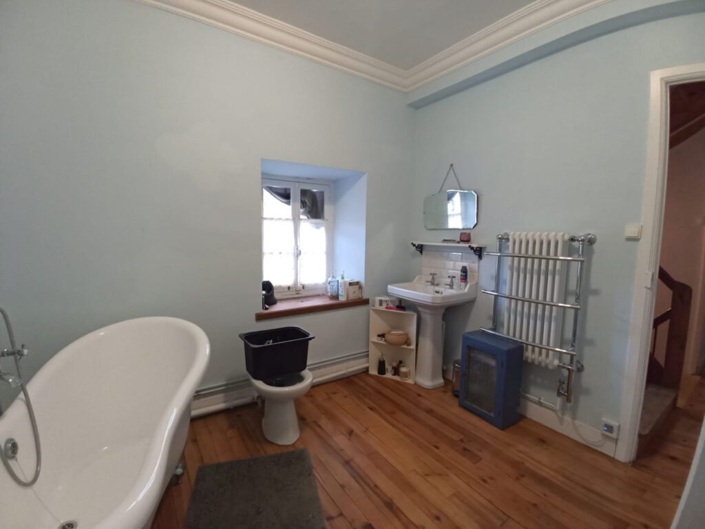 MAISON ATYPIQUE VALLEE DE LA BELLONGUE – 6 pièces – 3 chambres – 2  – 130 m²