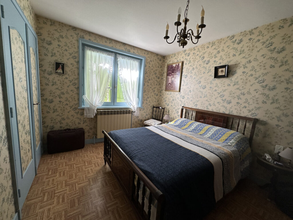 MAISON D’HABITATION ELEVEE SUR SOUS-SOL COMPLET AVEC TERRAIN – 7 pièces – 5 chambres – 4  – 155 m²