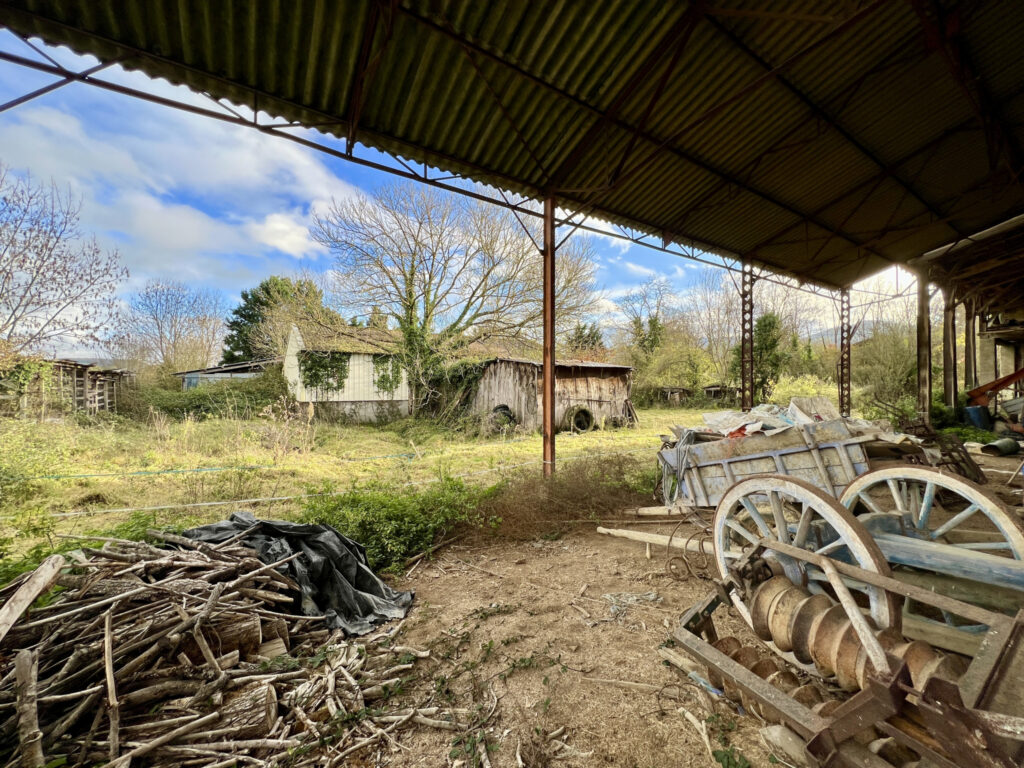 Corps de ferme à renover et ses 4ha de terres – 4 pièces – 3 chambres – 2  – 110 m²