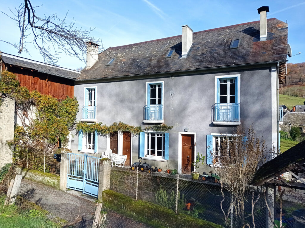 MAISON ATYPIQUE VALLEE DE LA BELLONGUE – 6 pièces – 3 chambres – 2  – 130 m²
