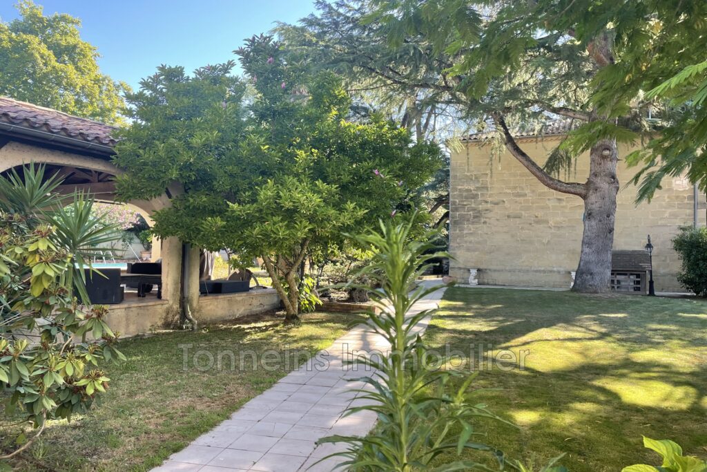 Lot Maison de maître et 2 maisons piscine – 8 pièces – 4 chambres – 4  – 176.73 m²