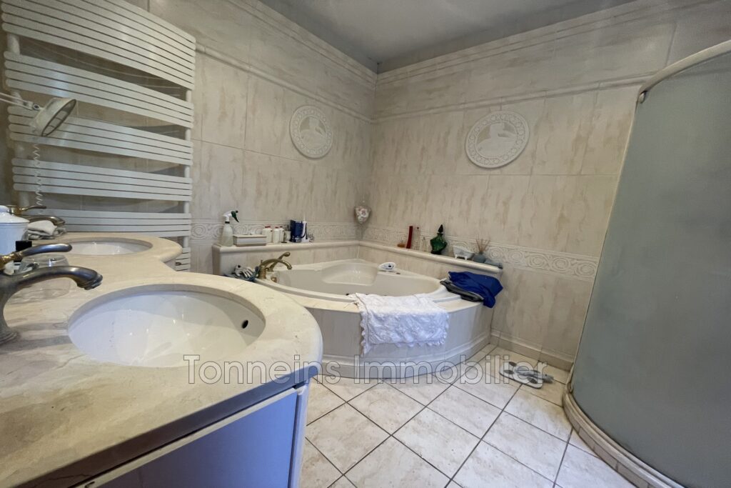 Lot Maison de maître et 2 maisons piscine – 8 pièces – 4 chambres – 4  – 176.73 m²